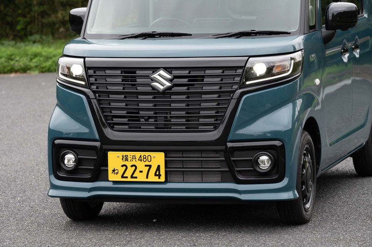 「スズキ・スペーシア ベース」の基となっているのは軽スーパーハイトワゴンの「スペーシア カスタム」。ブラックパールのフロントグリルで道具感を演出している。