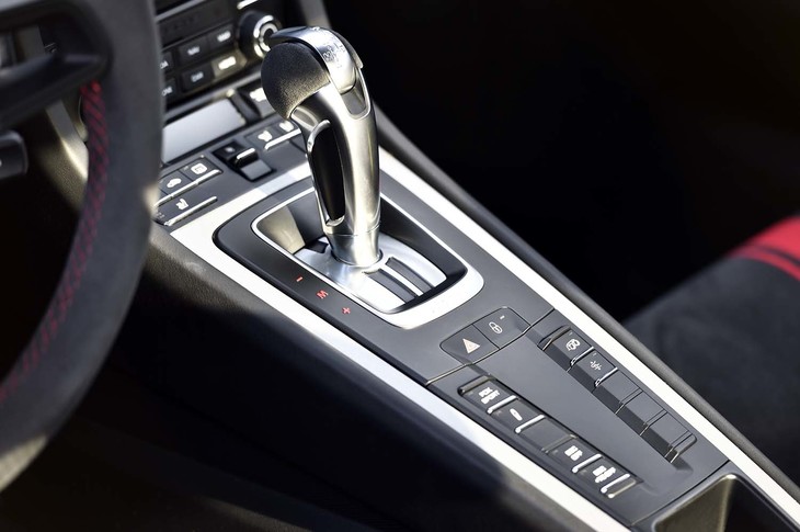 トランスミッションは7段PDKが標準。最新型では6段MT（無償オプション）も選択可能となっているが、2018年2月の時点で、日本での販売実績はないそうだ。