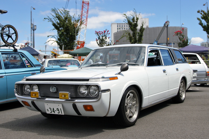 少々ローダウンされホイール／タイヤを交換、フォグランプを装着していることを除けば、ノーマルの姿を保った「トヨタ・クラウン カスタム」（MS62）。1971年に登場した通称“クジラ”こと4代目の乗用ワゴンだが、大胆に路線変更したスタイリングは今なお新鮮。ちなみにこの代から車名の名字が「トヨペット」から「トヨタ」に変わった。