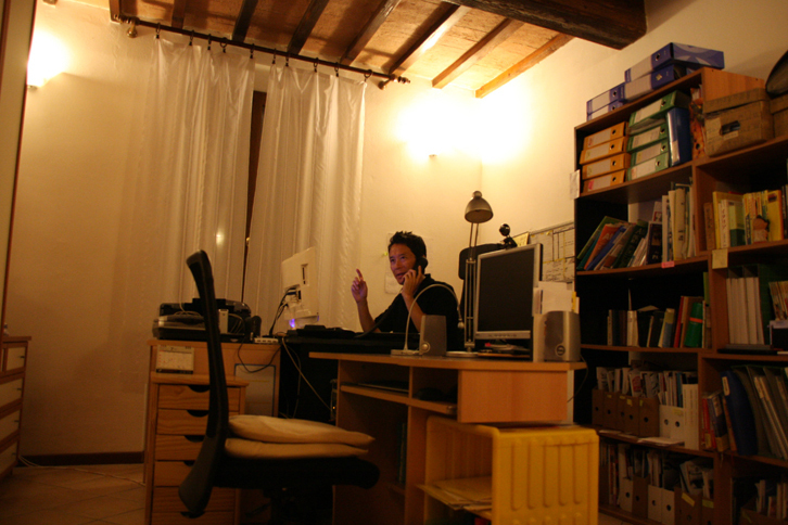 かつての筆者の仕事場。明かりといえば、壁に設置された間接照明だけだった。2010年撮影。