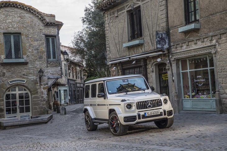 軍用車にルーツを持つ「Gクラス」は前後リジッドサスを守っていたが、新型はフロントサスペンションが独立懸架式のダブルウイッシュボーンとなった。