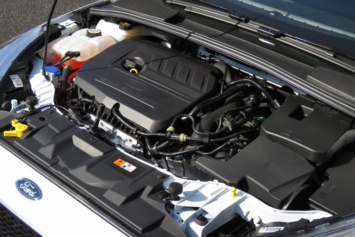 「EcoBoost」と名付けられた、「フォーカス」の1.5リッター直4直噴ターボエンジン。マイナーチェンジ前の2リッター直4自然吸気エンジンに対して、最高出力、最大トルク、燃費で勝る。