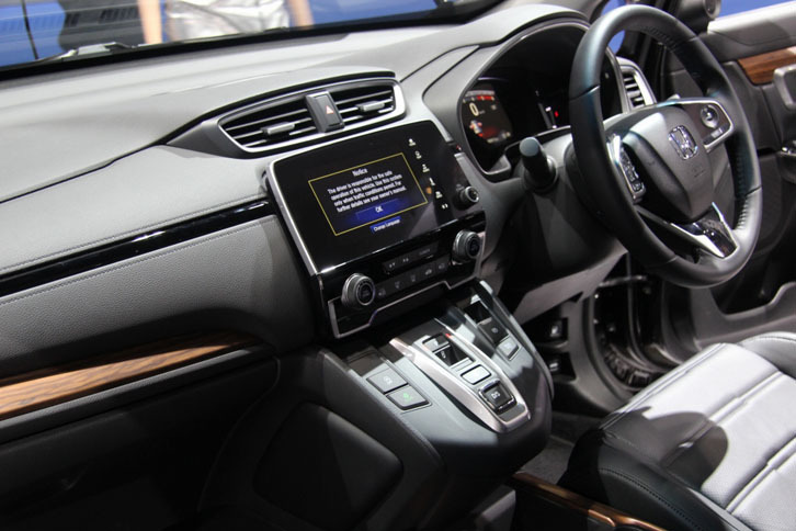 新型「ホンダCR-V」のインテリア。9段ATを搭載するディーゼル車のシフトセレクターは「レジェンド」や「NSX」のようなボタン式。2.4リッターのガソリン車はCVTで、普通のシフトレバーが組み合わされます。気がつけば、かつてはMT比率が高かったタイでも2ペダル車が増えてきました。