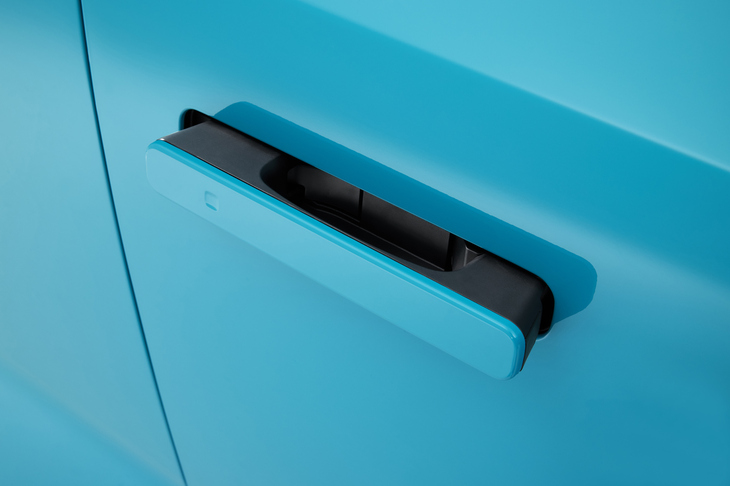 空力へのこだわりは徹底している。車体は細部まで段差が抑えられており、車体底部もフラット化を追求。またリーフとして初めて格納式のドアハンドルが採用された。