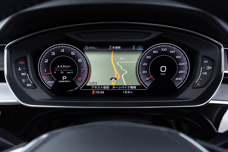 「A8」には「アウディバーチャルコックピット」と名付けられた12.3インチフル液晶タイプのメーターが装備される。地図を全面に表示し速度／エンジン回転計をそのまま縮小するなど、いくつかのデザインを任意に切り替えられる。