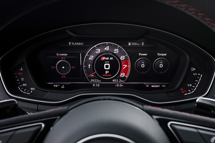 標準装備となる「アウディバーチャルコックピット」には、各種メーターやカーナビゲーションの表示に加え、Gセンサーやエンジン出力／トルクの表示機能も備わる。