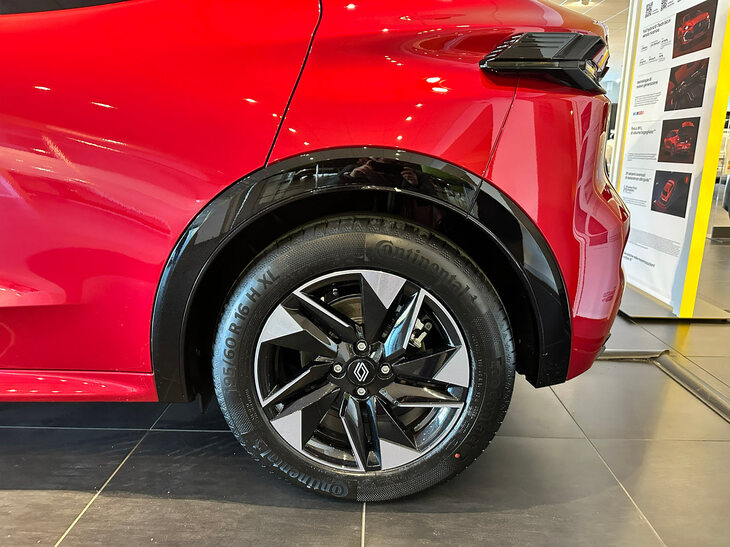 展示車のタイヤサイズは195/60R16。コンチネンタル製を履いていた。