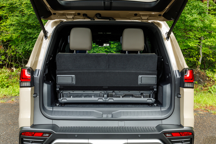荷室の容量は3列目使用時（写真）が140リッターで、3列目を倒して2列目をタンブルアップした最大状態が1720リッター。3列目の土台のふたを開けると工具が収納されている。
