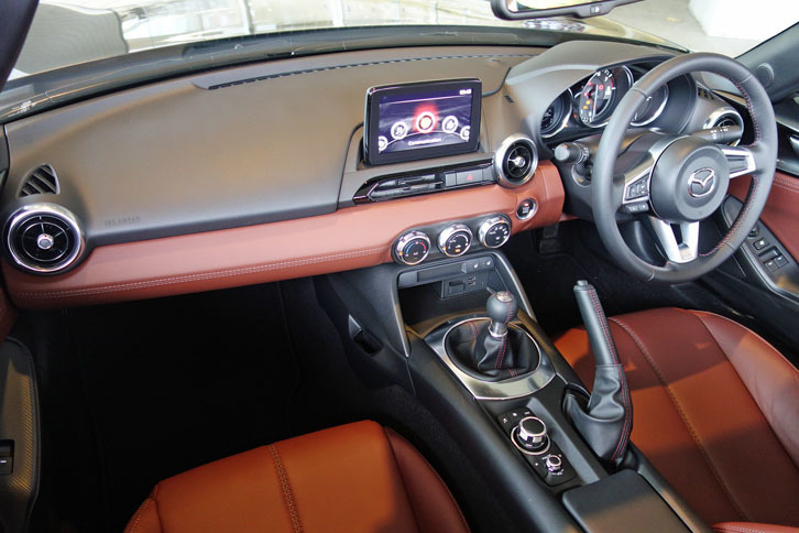 「ロードスターRED TOP」のインテリア。ダッシュボードやシートには赤褐色のナッパレザーを採用している。