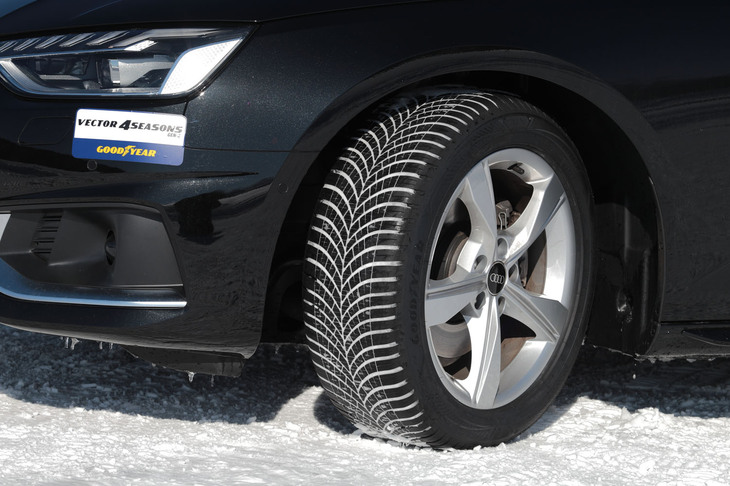 特徴的なV字型のトレッドデザインが目を引く「グッドイヤー・ベクター4シーズンズGEN-3」のトレッド面。センター部に向かって溝の幅を細くするなどの工夫で、パターンノイズの低減を図ったという。