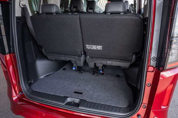 セレナe-POWERルキシオン プロトタイプ（3列目シート使用時の荷室）