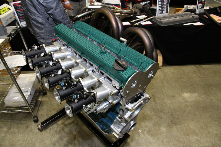 SP-TECが開発中という「LRB32」エンジン。その名のとおりシリンダーブロックはL28、ヘッドはRB25をベースにした3.2リッター直6 DOHC 24バルブユニット。カム駆動はギア、ドライサンプ仕様で想定出力は380PS/7600rpm以上とのことだが、クラシックな雰囲気の狭角カムカバーがカッコイイ。