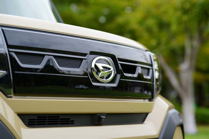 ウェーブ上の模様が入ったフロントグリル。開口部はダイハツエンブレム左側のごく一部だけ。