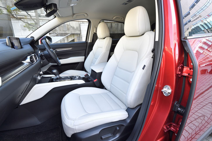 試乗車はディーゼル、ガソリンとも上級グレードの「Lパッケージ」。自慢のレザーシートはピュアホワイトを選択。