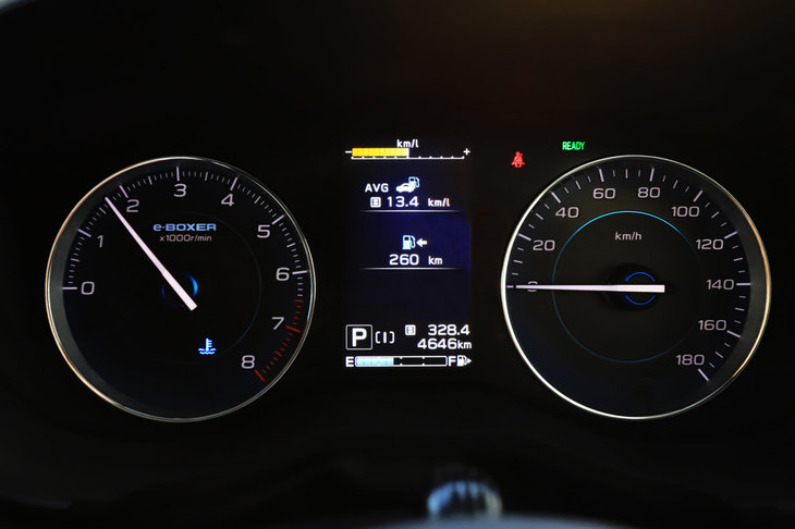 「XVアドバンス」には専用デザインのメーターが採用される。エンジン回転計（左）と速度計（右）の中央に位置する4.2インチモニターには、アイサイトを含むさまざまな情報を切り替え式で表示させることができる。ハイブリッドシステムの作動状況は、ダッシュボード上部のマルチファンクションディスプレイに表示される。