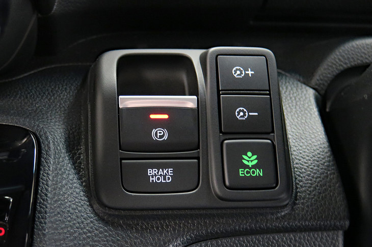 今回の改良では、オートブレーキホールド付き電子制御パーキングブレーキを全車に標準装備。これにより、ACCも全車速対応型となった。