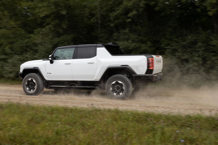 GMCによれば、一充電あたりの航続距離は520km以上となっている。