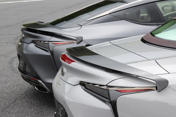 固定式リアウイングも共通装備。「コンバーチブル」に固定式が採用されるのはこれが初めてだ。