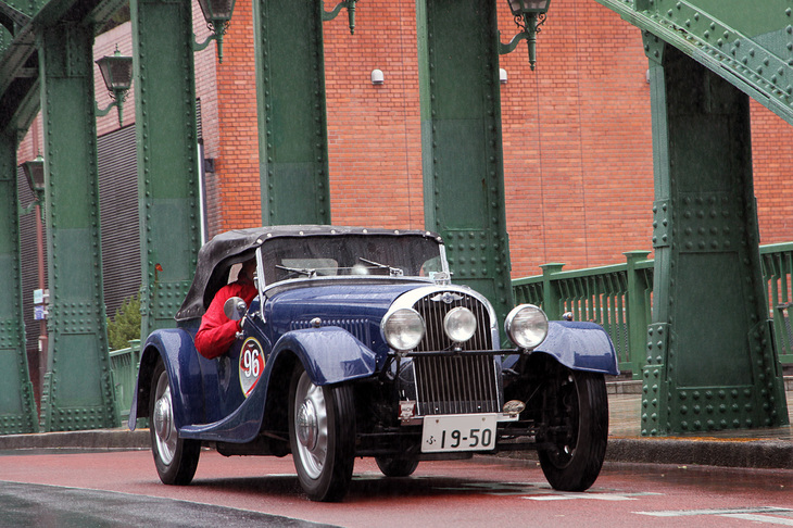 柳橋を渡る1950年「モーガン4/4」。1936年にデビューし、現在もラインナップされている4/4の70年近く前のモデル。当時はスタンダード製1.2リッター直4エンジンを積んでいた。