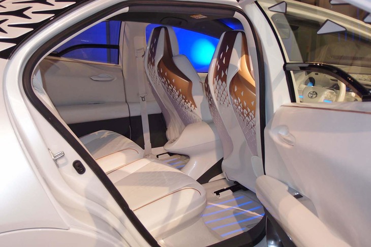 後部のドアを開けた様子。前席背面の鮮やかなグラフィックが目を引く。