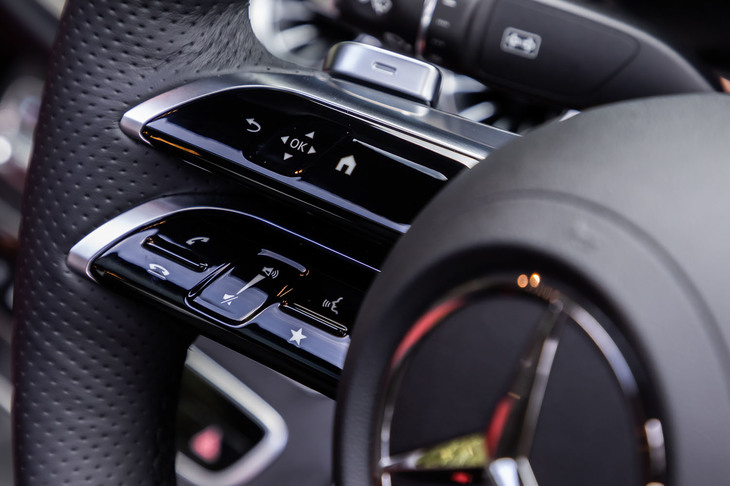 ステアリングリムに備わる各種スイッチは、光学／機械式から感度に優れた静電容量式に変更された。