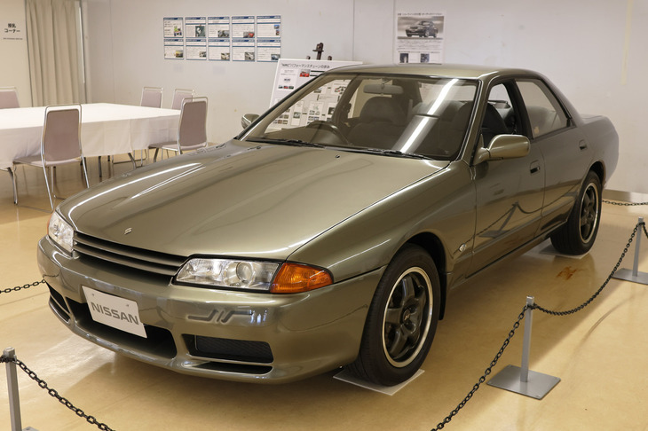 AUTECHの歴史を伝えるヘリテージコーナーには、「スカイライン オーテックバージョン」が飾られた。1992年に発売された同車は、今も名車として人気が高いR32型「スカイラインGTS-4」をベースに、エンジンを「RB20DET」から「GT-R」の「RB26DETT」を自然吸気化した「RB26DE」に換装。大人の魅力をたたえたGTカーだった。展示車は、日産ヘリテージコレクションのもの。