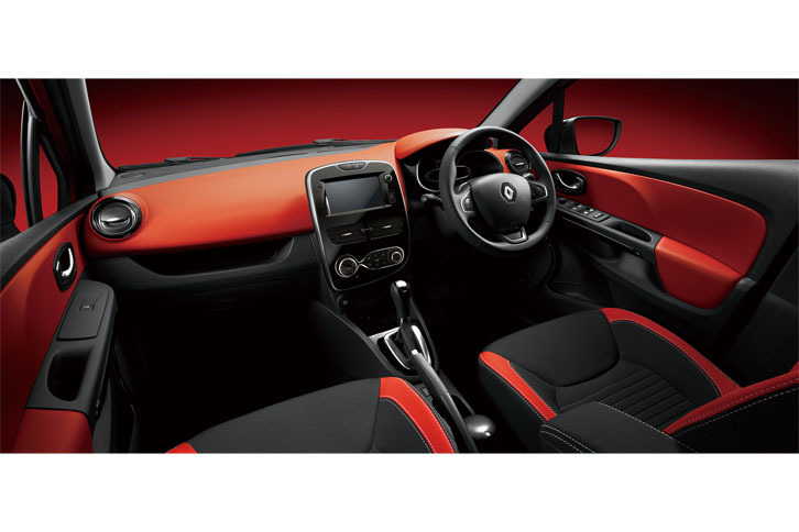 上級グレードの「インテンス」では、シートの両サイドにカラーラインが入った。まら、ステアリングホイールが「GT」と同形状のものになった。インテリアカラーは「ルージュ」。