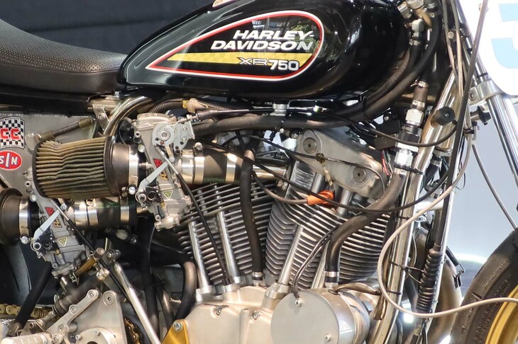 ハーレーダビッドソンXR750（燃料タンクおよびエンジン）