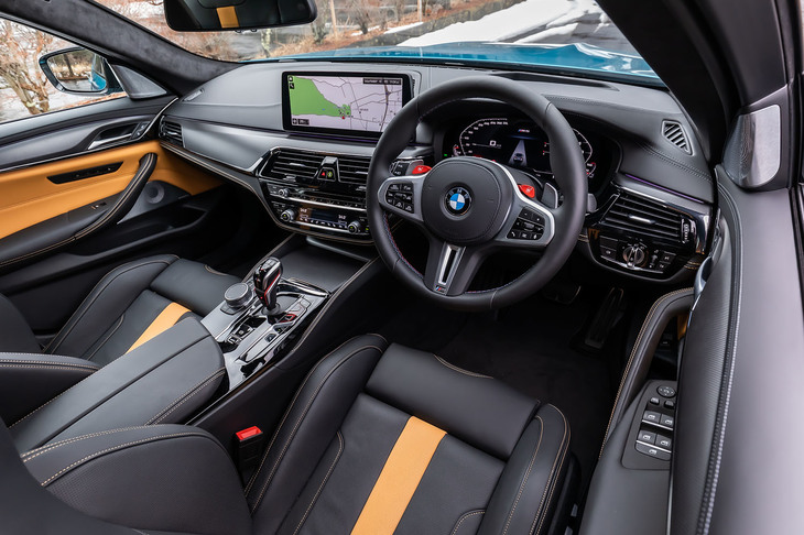 インテリアデザインは基本的に「5シリーズ」と同様。試乗車は「アラゴンブラウン／ブラック」のコンビネーションからなる、オプションのフルレザーメリノインテリアが選択されていた。