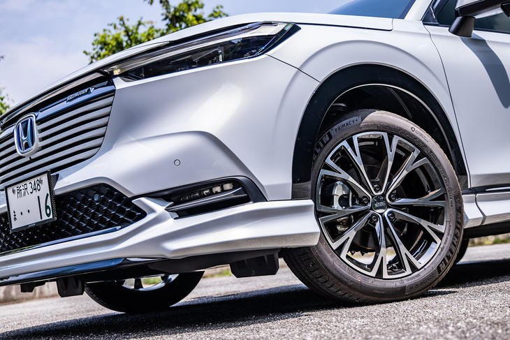 「ヴェゼル」に装着されていたブラックミラーフェイスの「アルミホイールMDW」は18×7.5Jサイズで、価格は1本4万6200円。今回の試乗車は225/50R18サイズの「ミシュラン・プライマシー4」タイヤを組み合わせていた。