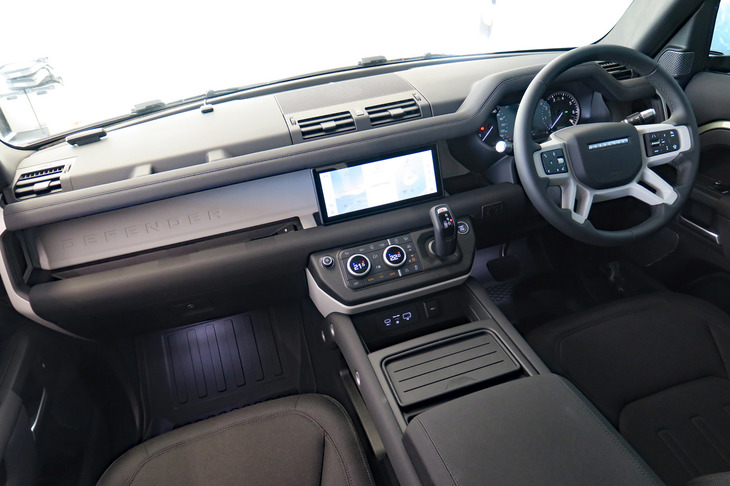 ランドローバー・ディフェンダー110 アドベンチャーパック装着車（インストゥルメントパネルまわり）