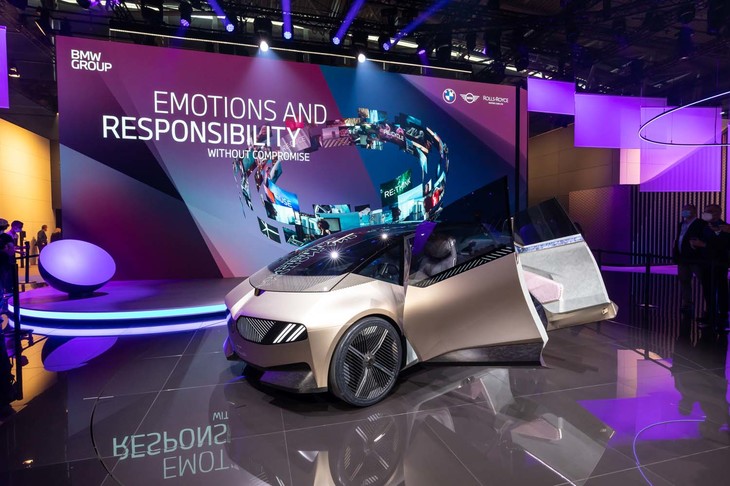 BMWはリサイクル原料を100％使用したのEVコンセプト「iビジョンサーキュラー」を発表した。