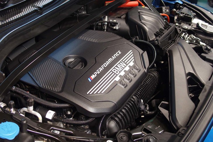 
	「M135i xDrive」は最高出力306PS、最大トルク450N・mの2リッター直4ターボを搭載。8段ATが組み合わされる。
	