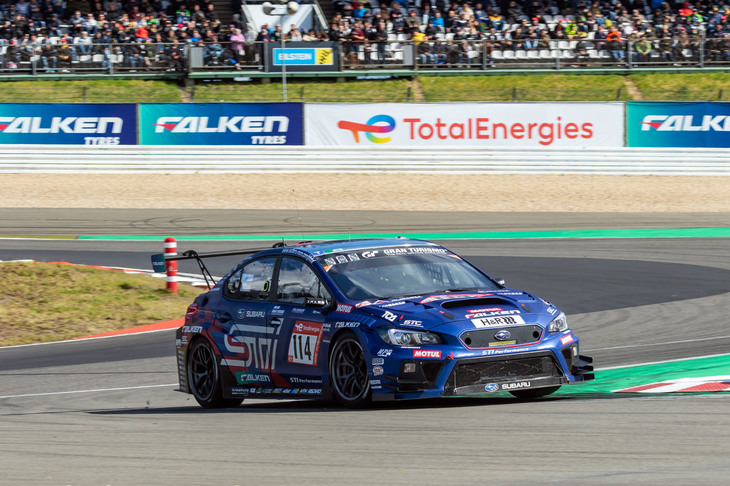 日本からは常連のスバルがワークス体制で参戦。SP3Tクラスの強豪として知られているが、今回はタイヤバーストからのクラッシュでリタイアとなってしまった。