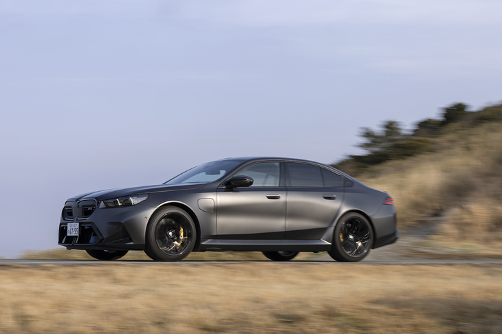 0-100km/h加速のタイムは3.5秒。車重が400kg以上も増えているため、ピュアなV8エンジンだった先代の「M5コンペティション」（3.3秒）よりもちょっとだけ遅い。