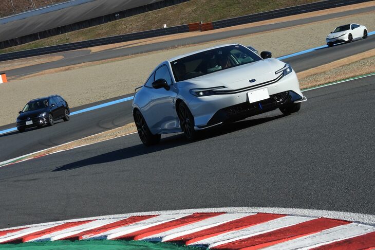 S字カーブを抜ける車列。写真の感じで伝わればありがたいが、山を切り開いてつくられたもてぎのレーシングコースは、かなり高低差がある。130Rからヘアピンまではずっと上り坂で、そこから先は30m超の高さを一気に下るダウンヒルストレート！ MotoGPでは車速が300km/hを超えるという。