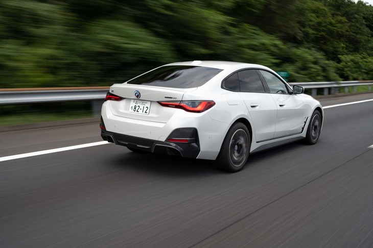 回生ブレーキは強弱を設定できるほか、前走車との距離などの周辺状況に応じて自動でコントロールしてくれる「アダプティブ」モードも使える。制御は極めて正確かつ自然。