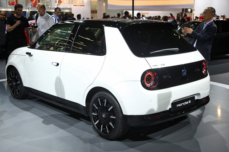 RWDのBEV専用プラットフォームに水冷式のリチウムイオンバッテリーを搭載。バッテリー容量は35.5kWh、走行可能距離は220kmと、最新のBEVとしてはスペックは控えめだが、そこにはBEVの環境性能に関する提案が込められている。