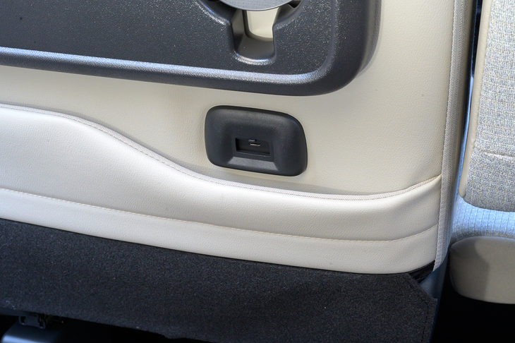 後席用のUSBタイプCポートは前席の背面に1つ。これはオプションの「快適パック」に含まれている。