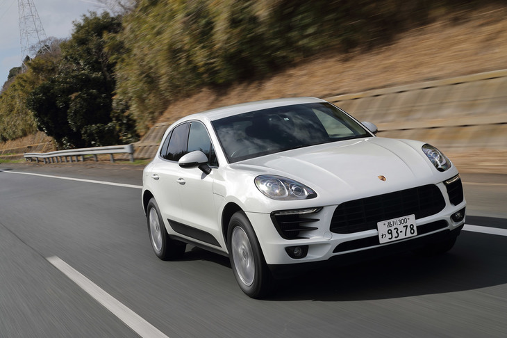 高速道路を行く「AZENIS FK510 SUV」を装着した「ポルシェ・マカン」。