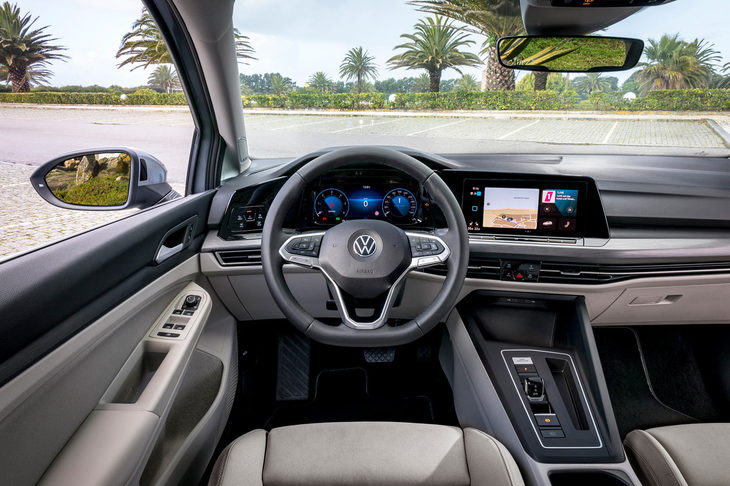 新型「ゴルフ」のインストゥルメントパネルまわり。インフォテインメントシステムなどの操作をダッシュボード中央のタッチスクリーンに集約することで、すっきりとしたデザインとしている。