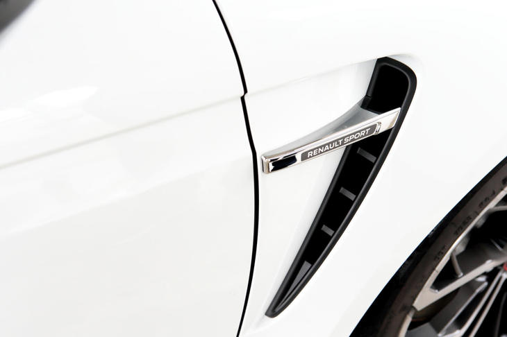 フロントホイールハウスのエアアウトレットには「RENAULT SPORT」と刻まれたオーナメントが備わる。