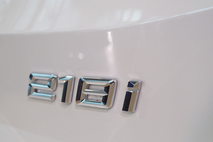 218iアクティブツアラー エクスクルーシブ（エンブレム）