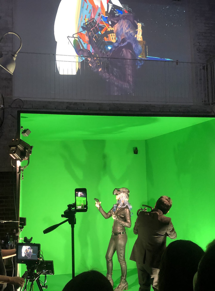 せきぐちあいみ氏操るVRデバイス「HTC Vive」のコントローラーは、ディスプレイ上では、さらに未来的なパレットとして表現される。