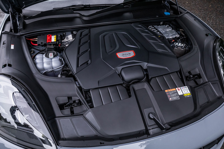 フロントに搭載される4リッターV8ツインターボエンジン。最高出力640PS/6000rpm、最大トルク850N・m/2300-4500rpmを発生する。この数値は「カイエン ターボ」よりも90PSと80N・m上回るものだ。
