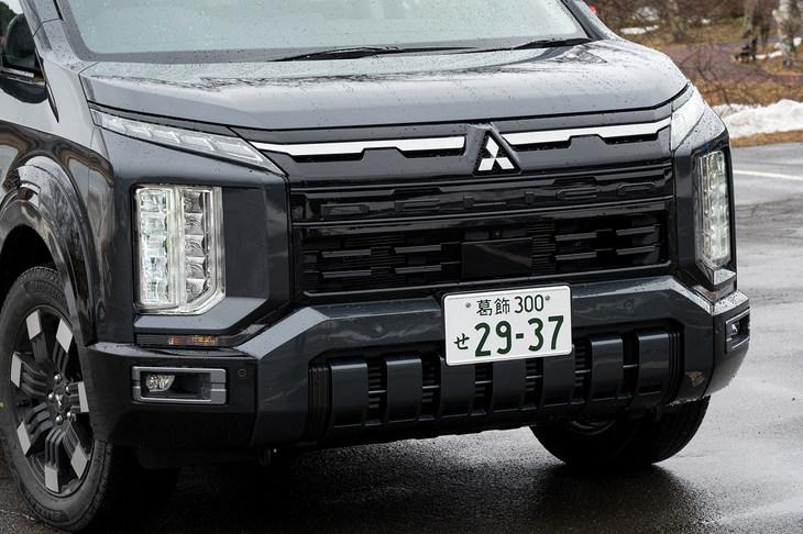 グリルのパターンが変わってもはや“電気シェーバー”顔ではなくなった。バンパー下部にはブロックパターンを採用し、ワイルドイメージを強化している。