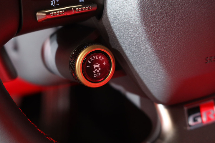 トヨタGR GT（車両セッティングの切り替えスイッチ）