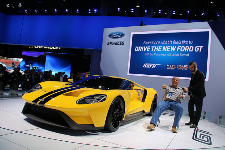 こちらはフォードで行われた催眠術師によるショータイム。被験者はプロの催眠術師に施術された途端、「フォードGT」を運転して、ラスベガスのストリップ通りを流している感覚になっていた。なお、フォードは今回のCESで、アマゾンとの提携を発表。フォードの車載テレマティクス「SYNC」とアマゾンの音声認識デバイス「Echo」を連携させ、スマートホームに対応するプランを示した。