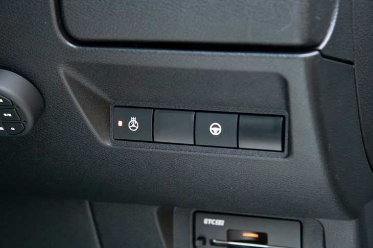 ステアリングポストの右下には車線維持支援システムとステアリングヒーターのスイッチがレイアウトされる。2つのステアリングアイコンの図柄がまったく違うのが面白い。