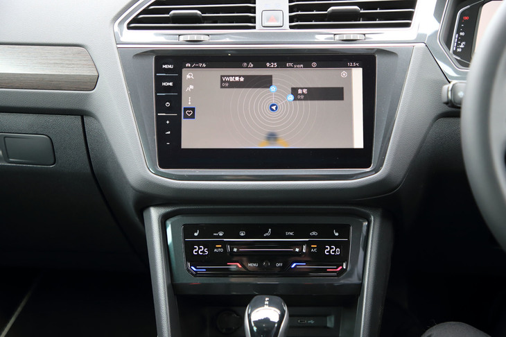 インフォテインメントシステムは新世代に移行。常時接続の「ディスカバープロ」に連携するオンラインサービスの「ウィーコネクト」が新たに組み込まれた。エアコンの操作パネルはダイヤルスイッチからタッチ式に一新されている。